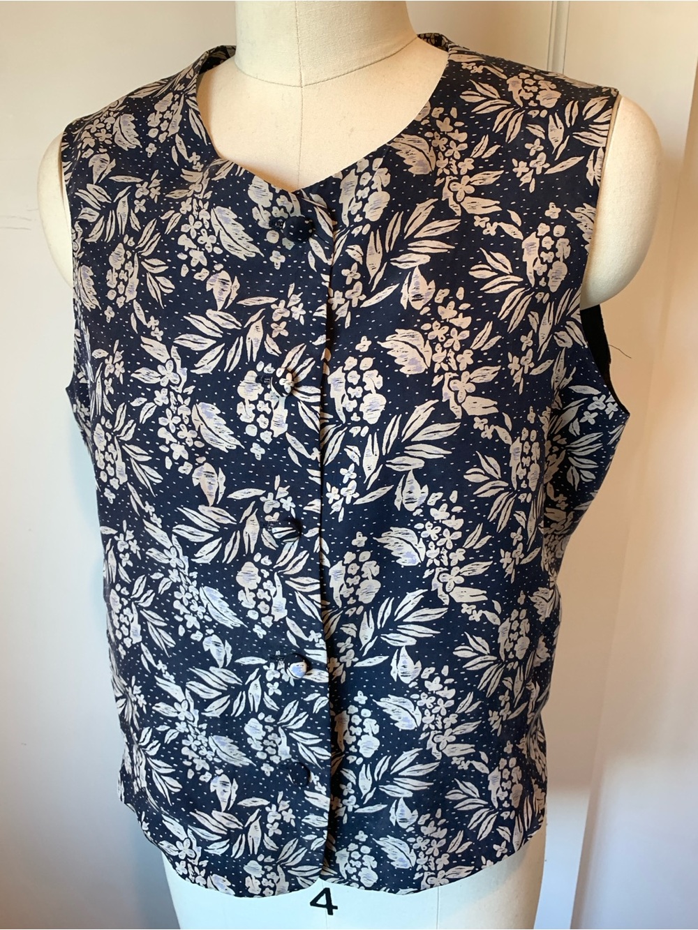 Y2K Vintage Casual Corner Silk Navy and White Floral Sleeveless Vest